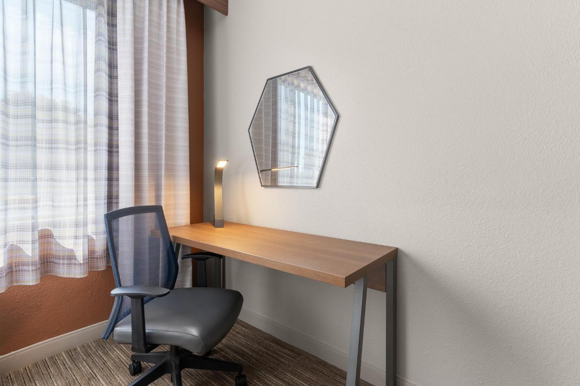 Holiday Inn Express Hotel & Suites Coralville By Ihg Exterior foto